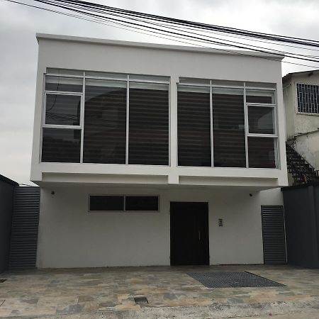فندق جواياكيلفي  Residencia Bellavista المظهر الخارجي الصورة